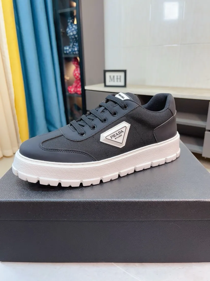 Men's shoes 💰440🌹🌹Prada 〈prada〉 luxury and fashionable high-end products ✊🔥The perfect last shape and top-notch handcrafting make this shoe immediately create a strong aristocratic atmosphere. Imported first-layer cowhide with brogue carving crafts💋Genuine leather lining🎶Rubber combination outsole specially imported from France for leather shoes😍Color: Mysterious Black☕️Size 38～44